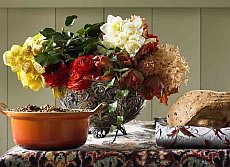 bukiet kwiatów na stole